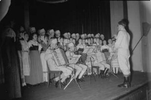 Sorbisches Jugendensemble der Sorbischen Oberschule Bautzen. Chor und Musikgruppe in Tracht. : Prěnja serbska kulturna brigada Serbskeje wyšeje šule w Budyšinje. Chór a instrumentalna skupina w narodnych drastach.