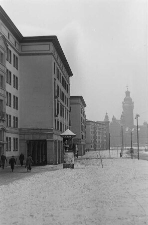 Winter in Leipzig, Blick in eine Ladenstraße in Richtung Neues Rathaus