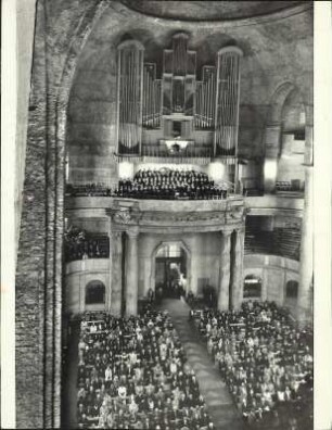 Dresden. Kreuzkirche. Die endgültig aufgebaute Kirche hat nun auch ihre Orgel. Und immer noch singt der Kreuzchor unter der Leitung seines alten Kreuzkantors, Prof. Dr. Dr. Rudolph Mauersberger an der alten Stätte, 81-jährig, nun schon im 40. Jahr! Und die Dresdner strömen heute wie früher zu den Veranstaltungen "ihrer Kruzianer".