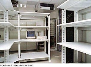 Sächsische Landesbibliothek - Staats- und Universitätsbibliothek Dresden, Zentralbibliothek. Abteilung Datenverarbeitung. Serverraum mit Regalen vor Installation der Gerätetechnik : Dresden-Räcknitz, Zellescher Weg 18. Sächsische Landesbibliothek - Staats- und Universitätsbibliothek Dresden, Zentralbibliothek. Abteilung Datenverarbeitung. Serverraum mit Regalen vor Installation der Gerätetechnik