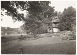 Garten Niemöhlmann, Hamburg: Wohnhaus und Garten am Wasser gelegen
