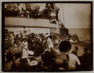Fräulein v. W. während der Taufe durch die Abgesandten des Ägir, Herr der Fluten, auf einer Nordfahrt beim Wendekreis des Steinbocks, unter höchster Spannung von Passagier und Mannschaft.