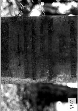 Grabstein 116 (Index: 100109407) Material: Sandstein oder Marmor (?), Sockel Kalkstein, eingelegte Bleibuchstaben Zustand: verwittert, Buchstaben teilweise herausgebrochen Maße HxBxT: 138x38x26 cm Beschreibung: Obelisk, Sockel rustica Symbolik: Kranz Steinmetz: Beerli, Mammern Besonderheit: Nummer auf Rückseite: Grabstein 116B