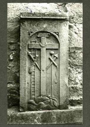 kath. Pfarrkirche. Grabstein mit Kreuz und Marterwerkzeug, 1630