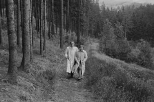 Zwei Wanderer (Ehepaar Lange?) im Zeitzgrund