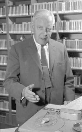 Prof. Dr. Johannes Künzig; am Tonbandgerät