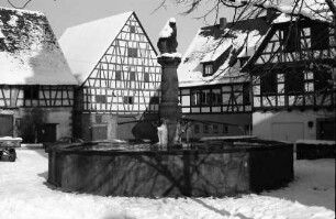 Dornstetten: Brunnen vor Fachwerkhof am Marktplatz