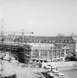 Erweiterungsbau mit Kreistagssitzungssaal [später Gebäude C]: IV. Bauabschnitt: Kreistagssitzungssaal im Bau: links dahinter Baukran: hinten Wohnblocks an der Reimer-Hansen-Straße: vorn Parkplatz mit parkenden Pkws: Blick vom Erweiterungsbau "Hochhaus" [später Gebäude B]