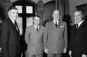 Freiburg: Regierungspräsidium; Antrittsbesuch beim Regierungspräsidenten General du Temple de Rougemont (r); Oberkommandant der franz. Streitk. in D; General Vaillant (l)