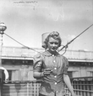 Porträt einer jungen Frau, aufgenommen auf dem Passagierschiff " Cap Arcona"