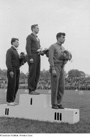 Siegerehrung im Stabhochspringen, u.a. mit dem Polen Wasni (Mitte) im Bruno-Plache-Stadion