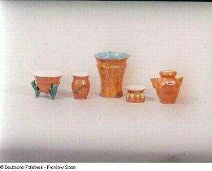 Schale, zwei Vasen, Töpfchen und Gesteckvase : Schale, zwei Vasen, Töpfchen und Gesteckvase. Keramik, glasiert (1. H. 20. Jh.; wohl K. Feuerriegel). Museum im Schloß Frohburg