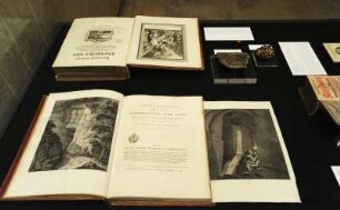 SLUB, Ausstellung "Gespräche mit der Erde. Geowissenschaften in Sachsen" : Ausstellungspräsentation im Buchmuseum. Ausstellungsvitrine mit Mineralien und Publikationen zur Mineralogie von Johann Friedrich Wilhelm von Charpentier