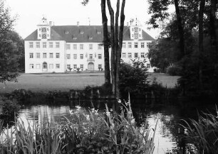 Kißlegg: Schloss (Berufsschule) vom Park aus
