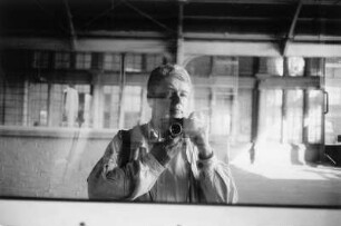 Spiegelbildnis des Fotografen Christian Borchert, aufgenommen in Halle