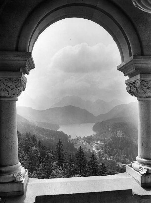 Schwangau-Hohenschwangau. Schloß Neuschwanstein. Palas. Westfront. Blick vom oberen Thronsaal-Söller auf Hohenschwangau und den Alpsee
