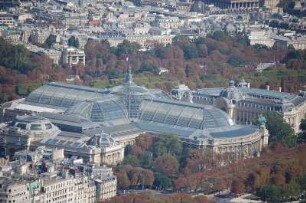 Paris - Stadtübersciht : Blick vom Eiffelturm zum Grand Palais. Paris, 2006