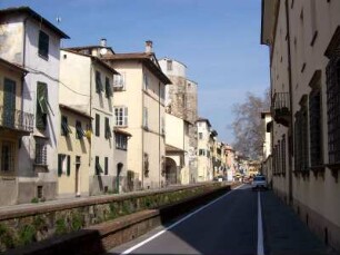 Lucca: Straßenzug in der Innenstadt