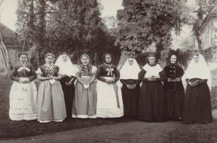 Festtrachten aus Neschwitz : Kleidung - Truhentracht. Ort: Njeswačidło / Neschwitz. Vor der Pfarramt, um 1900.