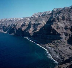 Thera = Santorini. Steilküste im Süden mit Bimssteinschichten. Bei der Athiniós-Bucht. K1