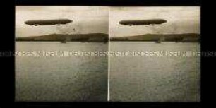 Zeppelin über dem Bodensee bei Friedrichshafen