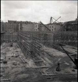 Gerüst für das Fundament eines Großbunkers für deutsche U-Boote in einem Hafen an der französischen Atlantikküste