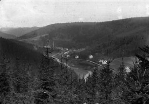 Ortseingang mit Bahnlinie und Bahnhof