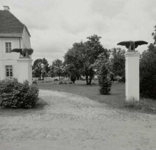 Toranlage mit Adlerskulpturen