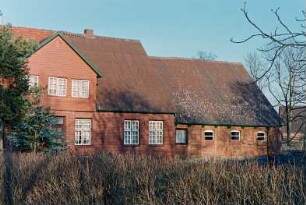 Drahtmühle (11): Hofanlage: links Wohntrakt, Traufseite mit Sprossenfenstern, Eingangstür, darüber Zwerchgiebel: rechts Anbau Wirtschaftstrakt mit Fachwerk, Traufseite