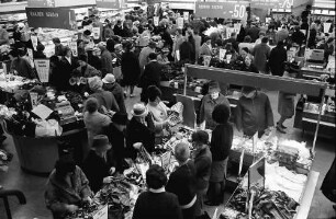 Freiburg: Winterschlussverkauf. Publikum am Ausverkaufstand Oberpaur, Kaiser-Joseph-Str. 208/212