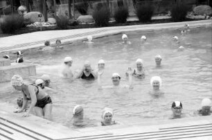 Zurzach, Schweiz: Badegäste im Bassin