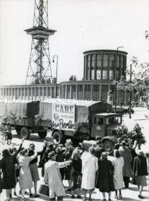 Die ersten Lastwagen erreichen nach dem Ende der Blockade West-Berlin