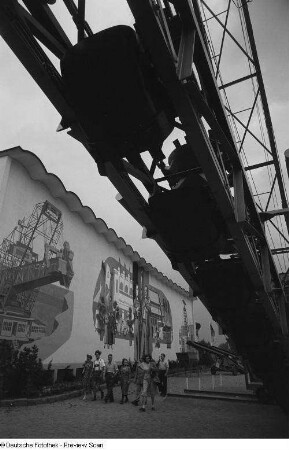 Ausgestellte Geräte der Montanindustrie auf der Leipziger Herbstmesse 1954