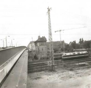 Cottbus. Bahnhofsbrücke. Blick von Süden gegen Bahnstellwerk