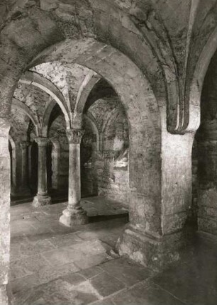 Memleben, Thüringen. Benediktiner-Klosterkirche (gegründet 975, Anfang 13. Jahrhundert). Krypta, Durchblick nach Nordwesten