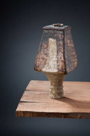 Vase in Kastenform auf hohem Zylinderfuß