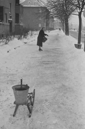 Frau beim Aschestreuen, 1965. SW-Foto © Kurt Schwarz.