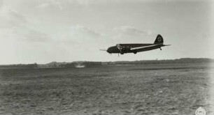 Verkehrsflugzeug Boing 247 der Lufthansa kurz vor dem Landung auf dem Flugplatz Dresden-Heller