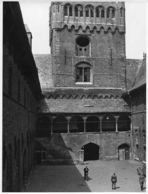 Innenhof der Tuchhallen und Belfried, Brügge, Flandern, Belgien