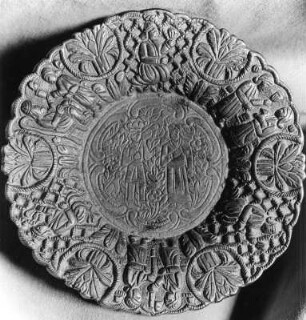 Messingschale mit figürlichen und ornamentalen Reliefs