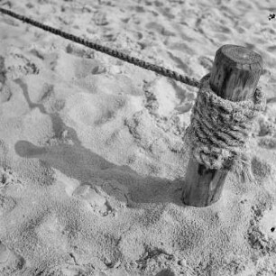 Pflock mit Sicherheitsseil am Strand von Henkenhagen (heute: Ustronie Morskie)