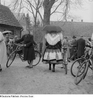 Rückansicht einer Frau in Spreewaldtracht