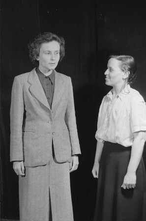 Szenenbilder aus dem Stück "Kamerad Mimi" von Julius Hay im Theater am Schiffbauerdamm Berlin : Szenenbild