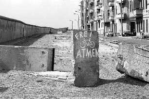 Mauersegment mit Inschrift "Frei Atmen"