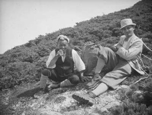 Martin Schwind mit seinem Lastenträger Kose-san : Ansicht während der Rast an einem Berghang im Hida-Gebirge (Japanische „Nordalpen")