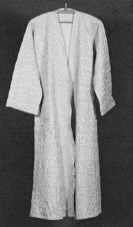 Hausmantel mit applizierten Zierlelementen