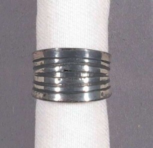 Ring mit Linienmuster