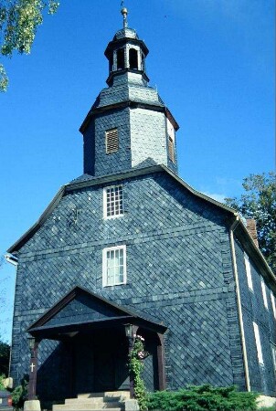Giebelseite der Kirche mit Eingangsbereich