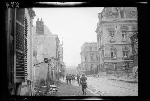 Saint-Quentin (Dep. Aisne, Frankreich): Straße "am Justizpalast" (Seitansicht, Distanzaufnahme)