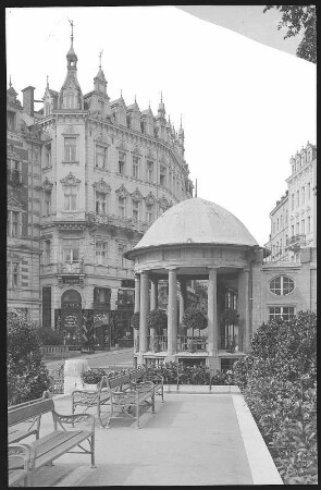 Karlsbad. Schlossbrunnen (1910-1912) : Karlsbad, Marktplatz am Schloßberg. Neue Schloßkolonnade (Schlossbrunn, Burgquell-Kolonnade, 1910-1912; Friedrich Ohmann)